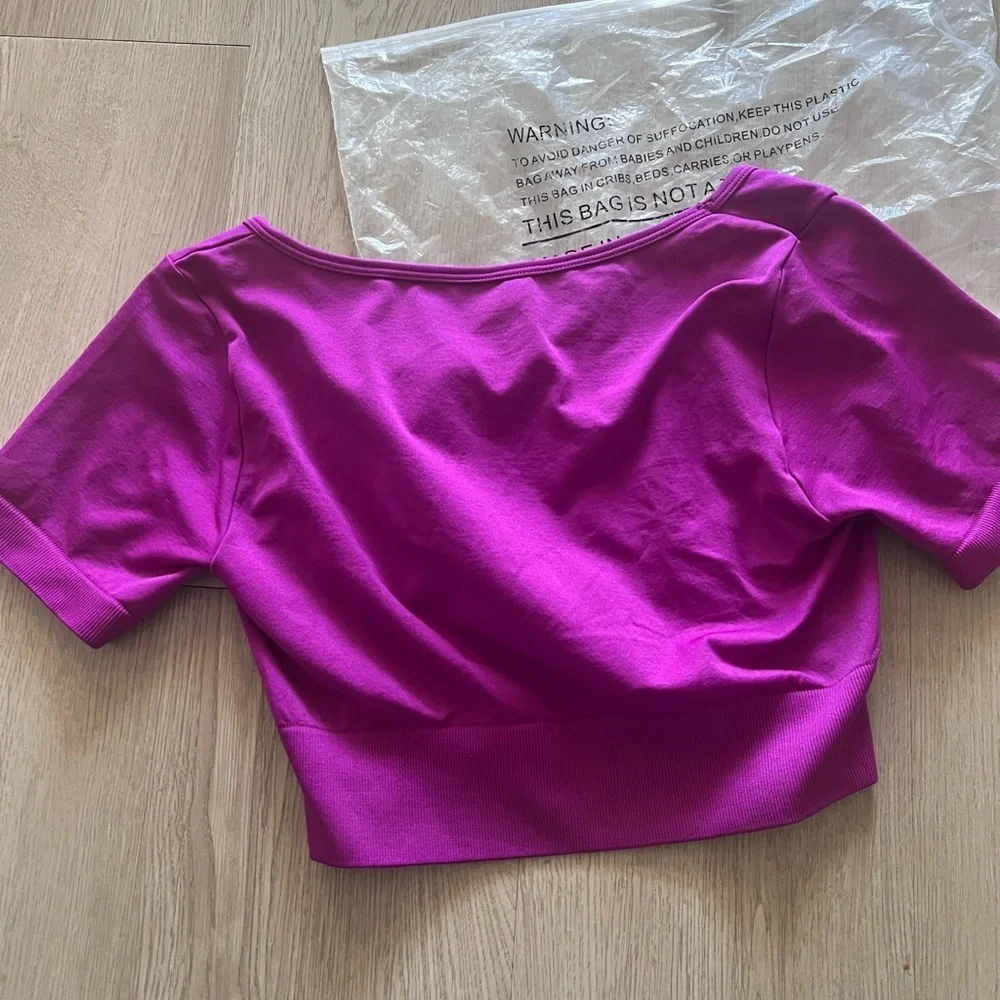 Vibrant Purple Activewear Crop Top Size Medium New - Picture 6 of 8